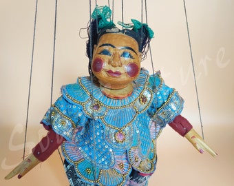 ANTIQUE BURMESE MARIONETTE Old string puppet little girl Doll beaded sequined handcrafted theatre Burma southeast Asia Yoke Thé (MA111)