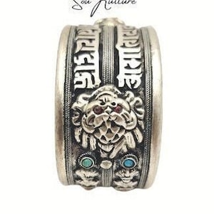 PULSEIRA DRAGON CUFF Turquesa Coral Prata Tibetana Cabeça de dragão ornamentada em cada lado Mantra sânscrito Joia tibetana unissex - ajustável
