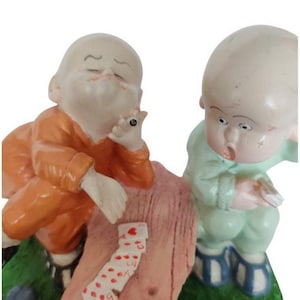 VINTAGE BABY MÖNCH Detailiert handbemaltes Gießharz niedliche Baby Tibetische Mönche Spielkarten Figur 1980er Jahre Kinder Deko Kinderzimmer Deko (mnk21)
