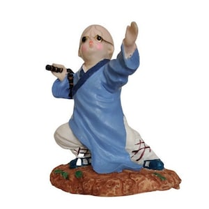 BEBÊ MONGE VINTAGE Estatueta de Buda monge tibetano em resina fundida, pintada à mão e com detalhes, para artes marciais, década de 1980 (mnk11)
