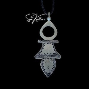 MOROCCAN TUAREG NECKLACE large vintage Tuareg etched silver tone pendant black onyx beaded Agadez cross necklace unisex jewelry (T09)