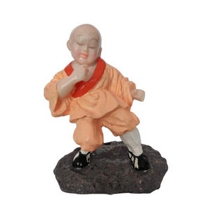 BEBÊ MONGE VINTAGE Estatueta de Buda monge tibetano em resina fundida, pintada à mão e com detalhes, para artes marciais, década de 1980 (mnk27)