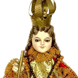 INFANTE DE PRAGA Señor Santo Niño de Cebú Gran Niño Jesús de Praga antiguo de 22” de alto de los años 1930 en terciopelo rojo. Decoración religiosa filipina