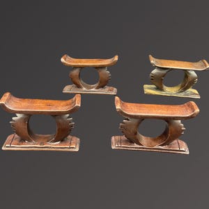 4x AFRIKANISCHE SERVIETTENRINGE Vintage Miniatur geschnitzte Holz Afrikanische Kopfstütze / Bank Serviettenhalter authentisches afrikanisches Sammlerdekor