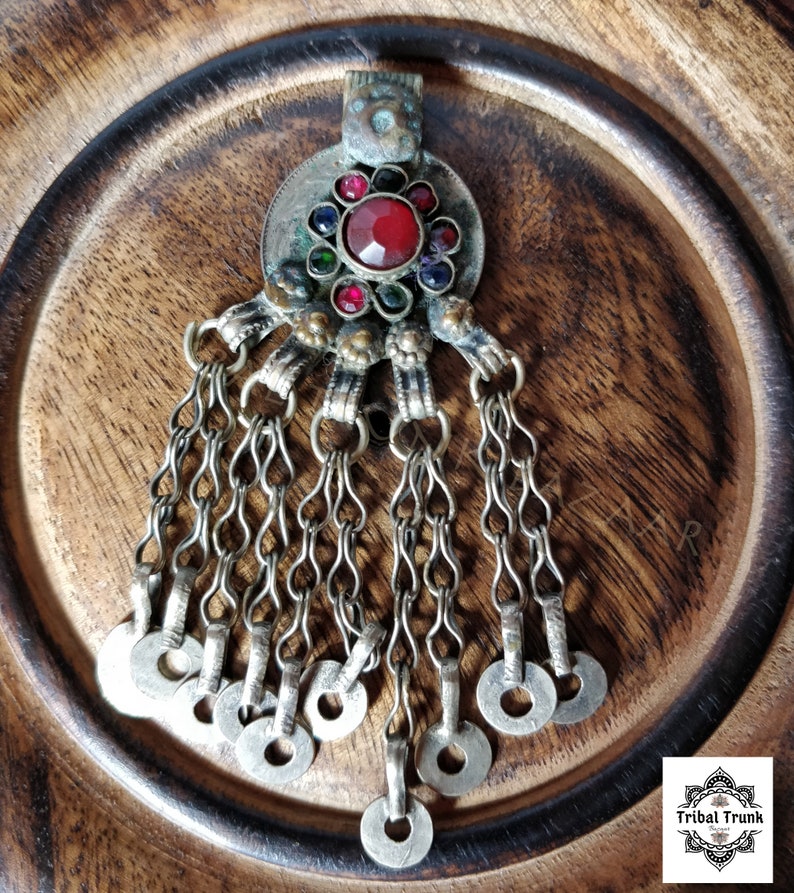 KUCHI COIN PENDANT with center focal 