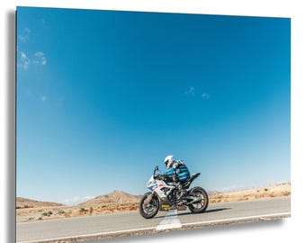 Photo de course de moto sur une piste du désert en Californie prise au 1/8000 de seconde avec un pilote aligné sur la ligne médiane à grande vitesse