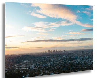 Photo de la ligne d'horizon de Los Angeles au lever du soleil avec un paysage urbain du centre-ville et des nuages colorés prise depuis Griffith Park avec de la brume sur l'étalement urbain