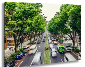 Tokyo, longue exposition, photo d'une rue animée avec des voitures floues et des arbres symétriques dans le centre-ville, prise depuis un pont pour piétons