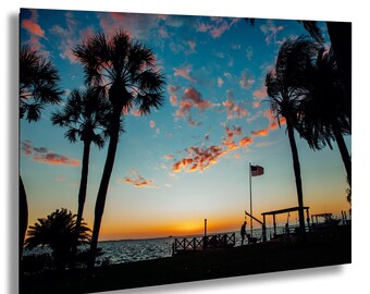 Photo de coucher de soleil sur un quai en Floride avec palmiers et drapeau américain - Impression de paysage Americana - Art mural silhouette de chien de plage