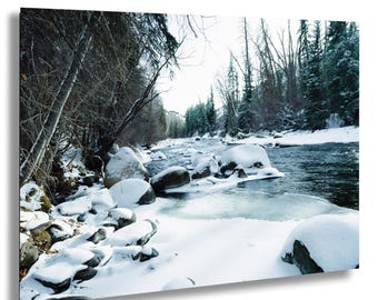 Rive couverte de neige à Aspen au Colorado avec la forêt d'hiver et de rochers le long d'un ruisseau glacé près de la photographie de paysage des montagnes Rocheuses