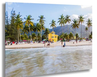 Photo de plage de la baie de Maracas à Trinidad avec des palmiers jaunes et des touristes vus depuis l'eau de l'océan Scène tropicale des Caraïbes