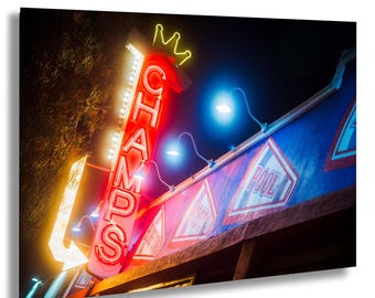 Enseigne au néon Champs la nuit à Los Angeles avec une décoration murale vintage représentant des illuminations de la Couronne et la façade d'un hall de piscine avec filtre anti-brouillard noir
