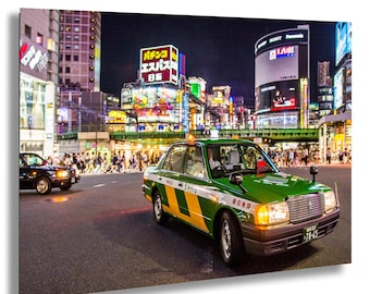 Taxi vert de Tokyo la nuit à Shinjuku au Japon avec des néons lumineux et des piétons qui traversent dans une scène de photographie de rue en ville