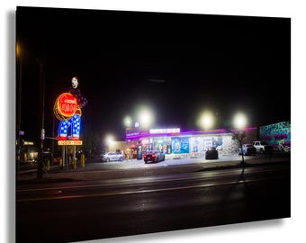 Circus Liquor Neon Sign At Night à North Hollywood en Californie avec devanture vintage et lumières floues du filtre Black Mist