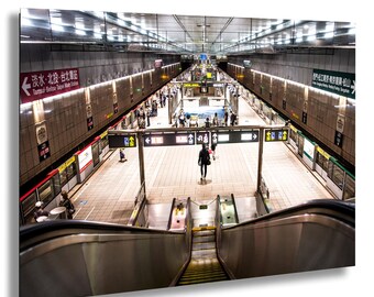 La station de métro Taipei à Taïwan avec vue vers l'escalator vers la plate-forme montrant un design urbain symétrique et le métro