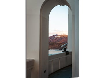 Panneau hollywoodien Photo encadrée par l'arche de l'observatoire Griffith à Los Angeles en Californie au lever du soleil avec télescope et collines éloignées