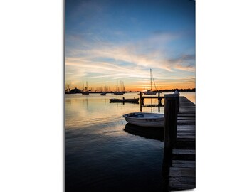 Coucher de soleil sur un quai en Floride avec bateau - Petite barque sur la jetée à la Golden Hour - Art mural vertical coucher de soleil sur la marina - Photographie côtière sereine
