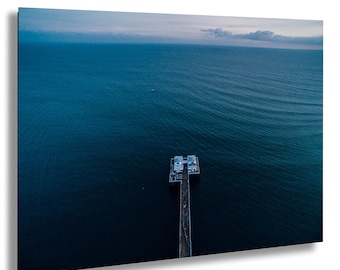 Photo aérienne de la jetée de Malibu sur l'océan - Première prise de vue par drone au-dessus de l'eau - Art mural côtier minimaliste - Impression vaste mer et ciel de Californie