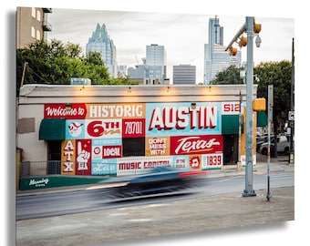 Austin, Texas Street Photo avec décoration murale colorée sur la 6e Rue et mouvement de voiture flou devant le mur avec le centre-ville derrière