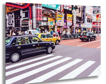 Photographie de rue de Tokyo avec des taxis japonais à un passage pour piétons à Shinjuku, Japon Scène de ville urbaine avec enseignes au néon et arrière-plan de devanture