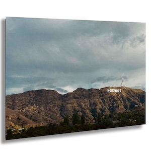 Hollywood-Zeichen-Foto vom Hollywood-Stausee mit Hang und dramatischen Wolken über urbanem Wahrzeichen von Los Angeles, Kalifornien