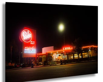 Big Boy Diner Bobs la nuit à Burbank en Californie avec une enseigne au néon et un restaurant de hamburgers vintage capturés à l'aide d'un filtre Black Mist