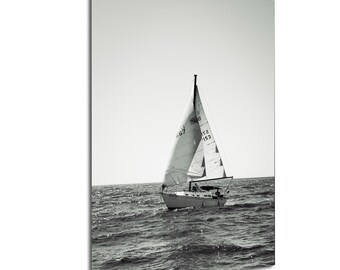 Voilier sur l'océan à Long Beach en Californie avec toutes les voiles en noir et blanc photographie prise à partir de l'eau pendant un voyage de célibataire