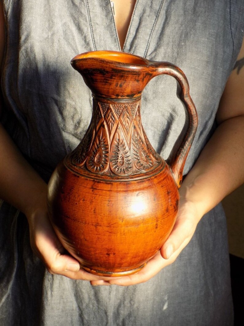 кувшин. стоит глиняный кувшин. кувшин "крынка", 2. сельчук кувшин гончарная. стоит глиняный кувшин.