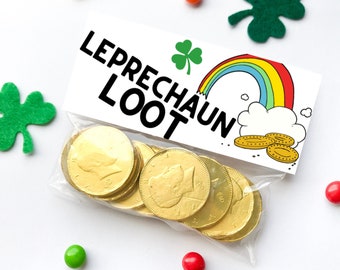 Puede incluir: Una bolsa blanca con una etiqueta que dice "Leprechaun Loot" y una ilustración de arcoíris y nube. La bolsa contiene monedas de chocolate doradas.