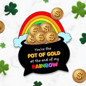 Puede incluir: Un arcoíris con un pote de oro al final. El pote de oro tiene signos de dólar en las monedas. El texto dice "You're the POT OF GOLD at the end of my RAINBOW".