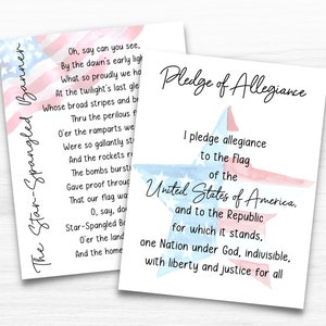 Può includere: Due biglietti bianchi a tema patriottico. Un biglietto presenta il testo di "The Star-Spangled Banner" con un disegno ad acquerello della bandiera americana. L'altro biglietto mostra il "Giuramento di fedeltà" con un disegno a forma di stella.