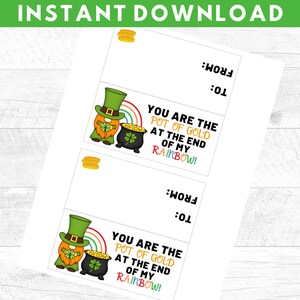 Puede incluir: Etiquetas de regalo imprimibles para el D&iacute;a de San Patricio con un duende de dibujos animados sosteniendo un pote de oro al final de un arco&iacute;ris. Las etiquetas incluyen el texto "You are the pot of gold at the end of my rainbow!" y espacio para escribir "To:" y "From:".
