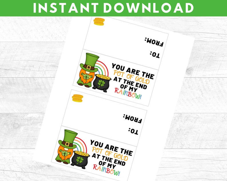Puede incluir: Etiquetas de regalo imprimibles para el D&iacute;a de San Patricio con un duende de dibujos animados sosteniendo un pote de oro al final de un arco&iacute;ris. Las etiquetas incluyen el texto "You are the pot of gold at the end of my rainbow!" y espacio para escribir "To:" y "From:".