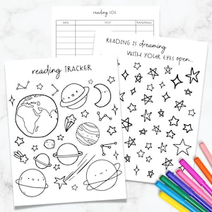 以下が含まれることがあります： 黒い線画とテキストが描かれた3枚の白い紙。1枚には惑星、星、月が描かれた「reading TRACKER」と書かれています。もう1枚には星が描かれた「READING IS dreaming WITH YOUR EYES open...」と書かれています。3枚目は表になっています。