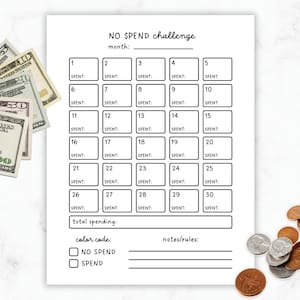 Könnte beinhalten: Ein weißes "NO SPEND challenge"-Druckblatt mit Kalenderlayout zur Ausgabenverfolgung. Enthält Kästchen für jeden Tag des Monats, mit Platz für Notizen und einen Farbcode. US-Währung und Münzen sind sichtbar.