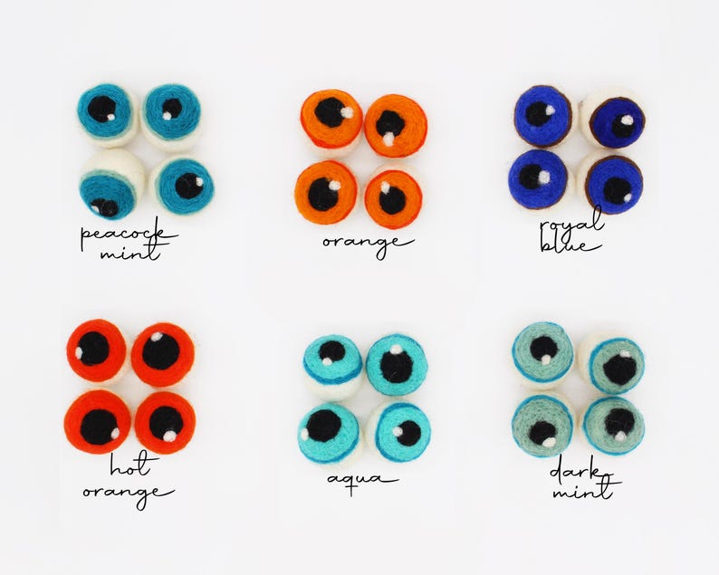 Peut inclure: Six ensembles de quatre yeux en laine feutr&eacute;e ronde de diff&eacute;rentes couleurs, chacun avec une pupille noire et un reflet blanc. Les couleurs incluent peacock mint, orange, royal blue, hot orange, aqua et dark mint, avec des &eacute;tiquettes.