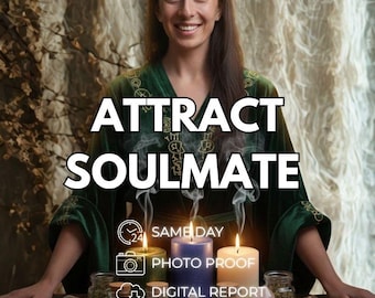 Puede incluir: Una túnica de terciopelo verde oscuro con bordados dorados, tres velas encendidas en verde, azul y blanco, y frascos de vidrio con hierbas secas y cristales. El texto dice ATTRACT SOULMATE, 24 SAME DAY, PHOTO PROOF, DIGITAL REPORT.