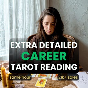 Può includere: Un'immagine con una donna seduta a un tavolo di legno con carte dei tarocchi. La sovrapposizione di testo recita "EXTRA DETAILED CAREER TAROT READING" in bianco e verde. Il testo aggiuntivo include "same hour" e "21k+ sales". Sono visibili anche candele e cristalli.