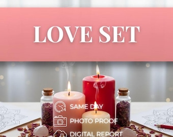 Puede incluir: Un conjunto de tres velas de pilar en rojo, rosa y crema, acompañado de dos pequeñas botellas de vidrio llenas de pétalos de flores secas y pétalos de rosa esparcidos. El texto LOVE SET, 24 SAME DAY, PHOTO PROOF y DIGITAL REPORT es visible.