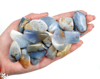 Pierre roulée de calcédoine bleue, pierre précieuse naturelle bleu clair, communication et paix