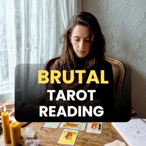 Könnte beinhalten: Eine Person sitzt an einem Holztisch mit Tarotkarten. Der Text "BRUTAL TAROT READING" ist über dem Bild. Auf dem Tisch befinden sich auch brennende Kerzen, Kristalle und ein Notizbuch, was eine mystische Atmosphäre schafft.