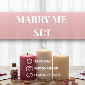 Może przedstawiać: Zestaw trzech świec pieńkowych w odcieniach ciemnego różu, bieli i kremu, każda z zapalonym knotem. Obraz zawiera tekst MARRY ME SET, 24 SAME DAY, PHOTO PROOF i DIGITAL REPORT, obok małej szklanej buteleczki z suszonymi pąkami róż oraz pierścionka.