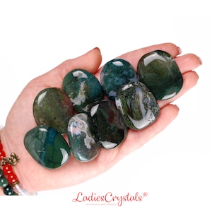 Pu&ograve; includere: Una collezione di sette pietre di agata muschiata verde, marrone e bianca. Le pietre sono lisce e levigate, e presentano una variet&agrave; di motivi e colori.