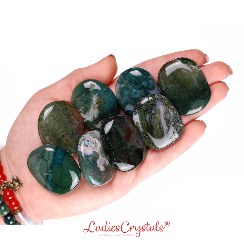 Pu&ograve; includere: Una collezione di sette pietre di agata muschiata verde, marrone e bianca. Le pietre sono lisce e levigate, e presentano una variet&agrave; di motivi e colori.