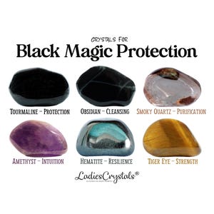 Puede incluir: Imagen que muestra seis piedras preciosas pulidas: turmalina, obsidiana, cuarzo ahumado, amatista, hematita y ojo de tigre. El texto dice "Cristales para la Protección contra la Magia Negra" y el nombre de la marca "Ladies Crystals".