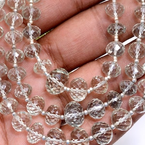 Könnte beinhalten: Drei Stränge facettierter, klarer Quarzperlen mit einem hellgrünen Farbton. Die Perlen sind auf einem silberfarbenen Draht aufgefädelt, wodurch eine zarte und elegante Halskette entsteht. Die Perlen sind eine Mischung aus runden und ovalen Formen.