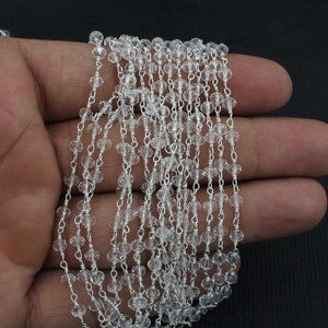 Peut inclure: Une chaîne en argent avec des perles de cristal facettées transparentes. La chaîne mesure environ 45 cm de long et est idéale pour la fabrication de bijoux.