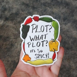 Puede incluir: Una pegatina blanca con un círculo de pimientos de colores alrededor del texto "PLOT? WHAT PLOT? It's so SPICY!"