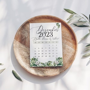 Hallo kleines Wunder Schwangerschaft Ankündigung, Baby Ankündigung Karte mit Monatskalender Print Olive