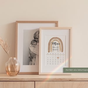 Zwei Ankündigungskarten mit dem Text Wir bekommen Zwillinge und Ihr werdet Urgroßeltern mit Regenbogen-Illustration und Kalender für November und Dezember. Die Karten liegen auf einem weichen Stoff und die Fotografie ist im Flat-Lay-Stil gehalten.